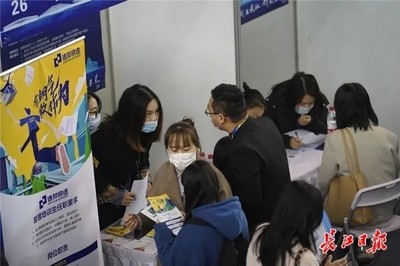 新洲企业参加武汉大学校园招聘,现场签约132人